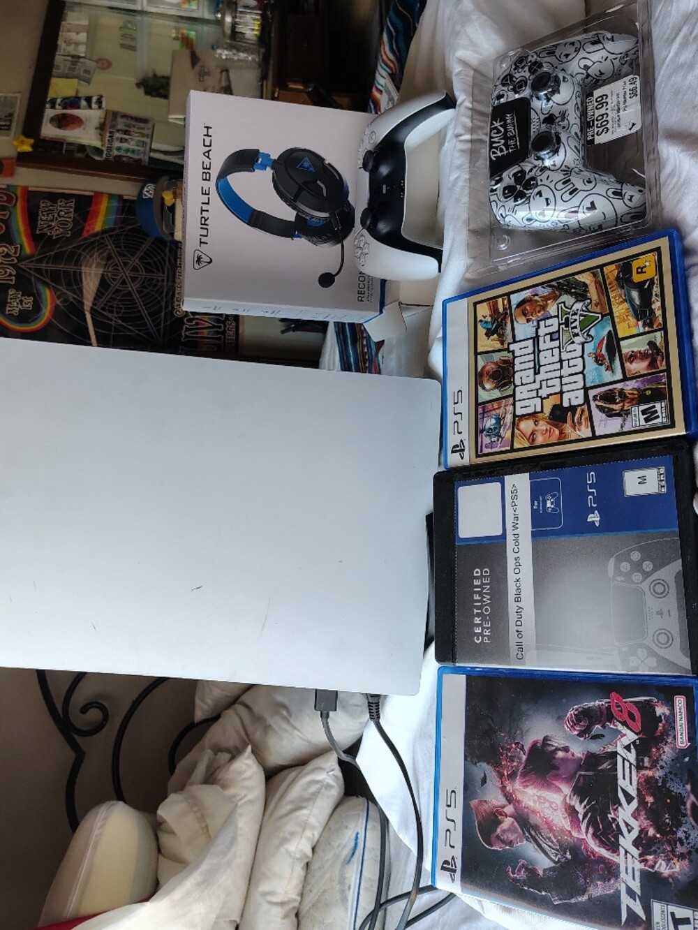 Like New Ps5 Bundle. (DISC VERSION) includes 2 $100 Gift Card To Sony & Gamestop